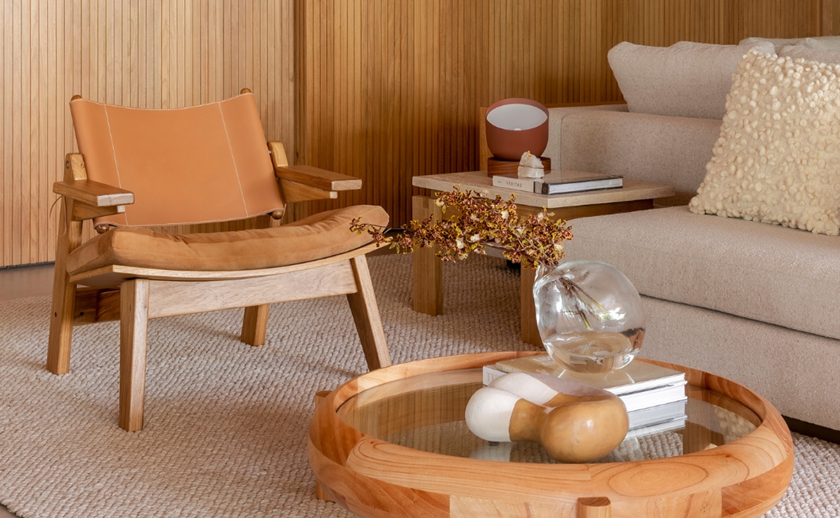 sofá caramelo com parede azul marinho