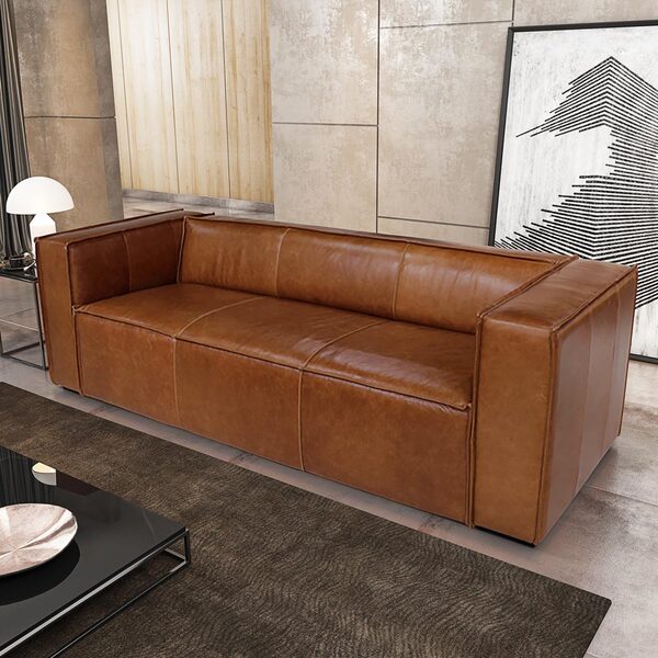 sofá caramelo com parede azul marinho