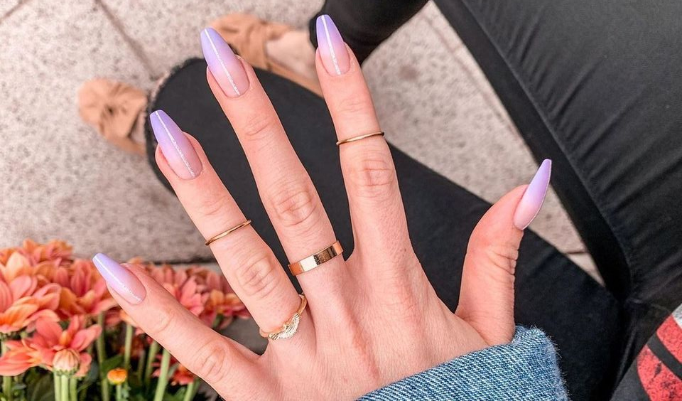 unhas com glitter encapsulado