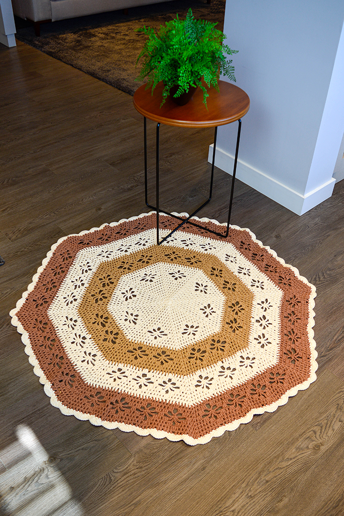 tapete de crochê redondo com flores para sala de jantar