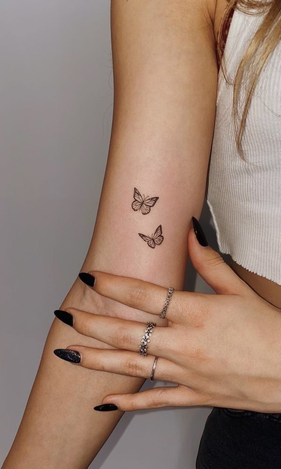 tatuagem borboleta na clavícula