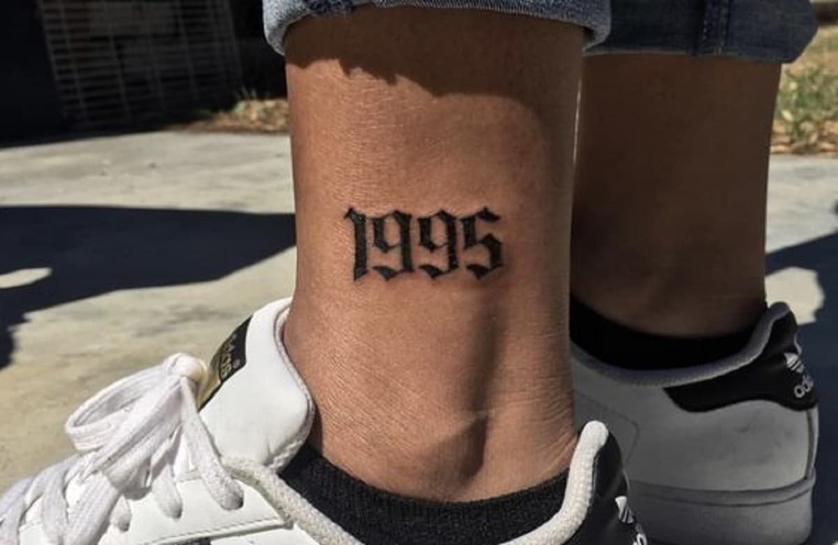tatuagem data pescoço