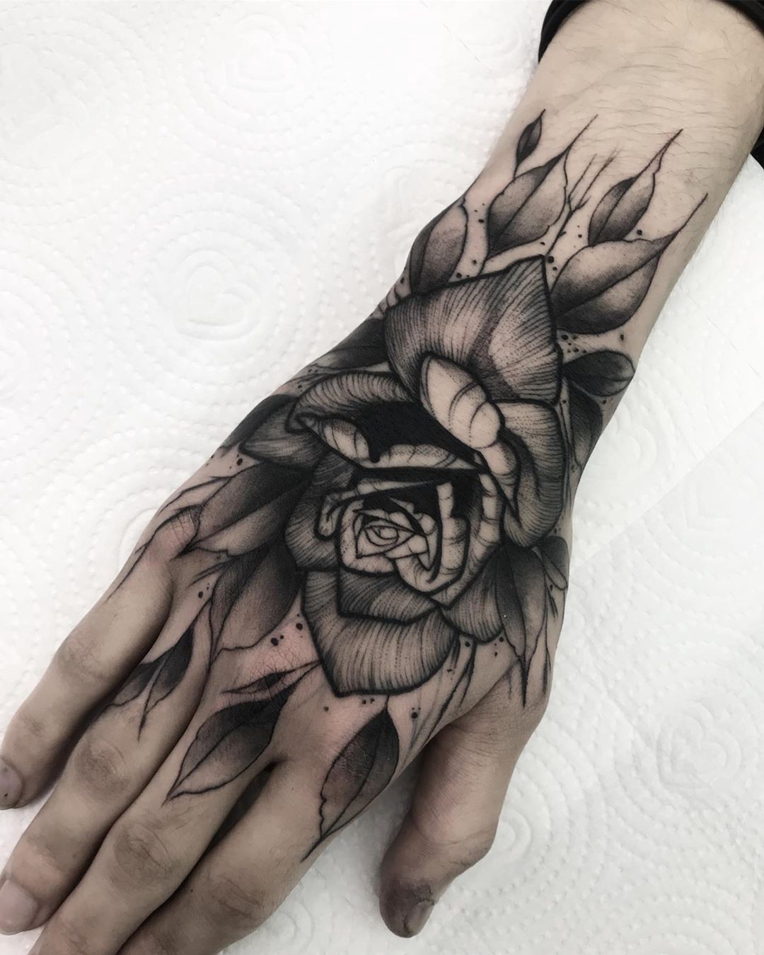 cuidados tatuagem mão