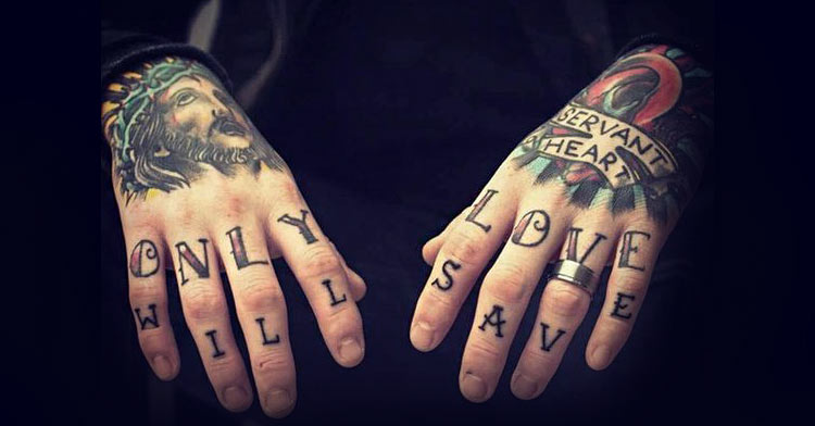 dor tatuagem mão