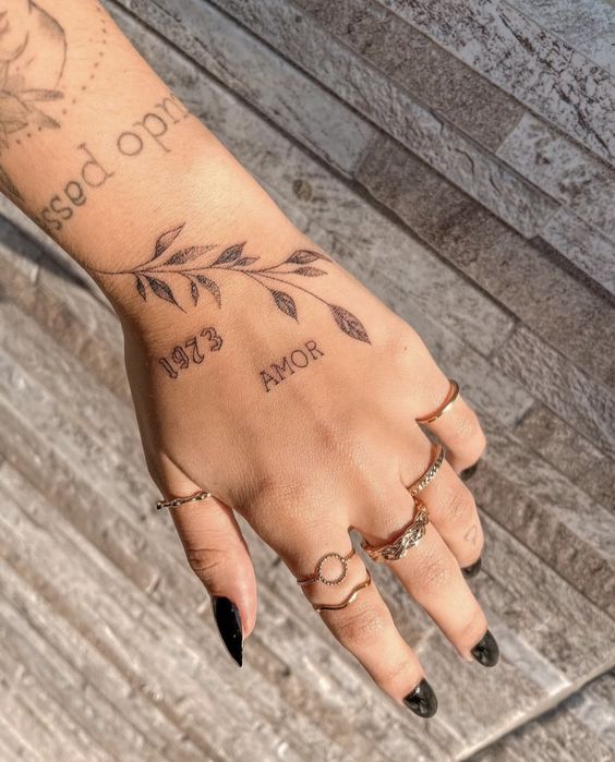 tatuagem minimalista mão