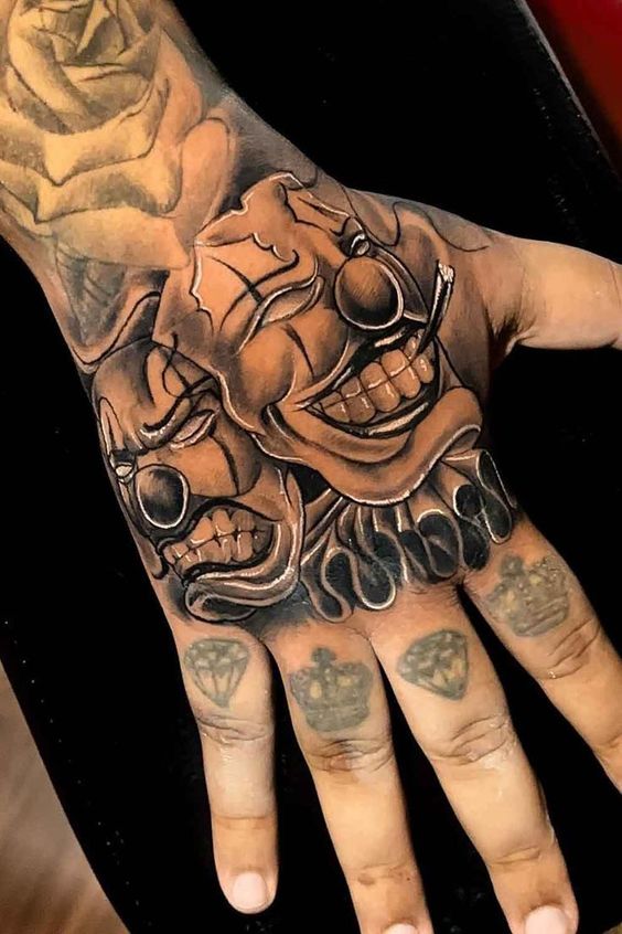 tatuagem feminina mão