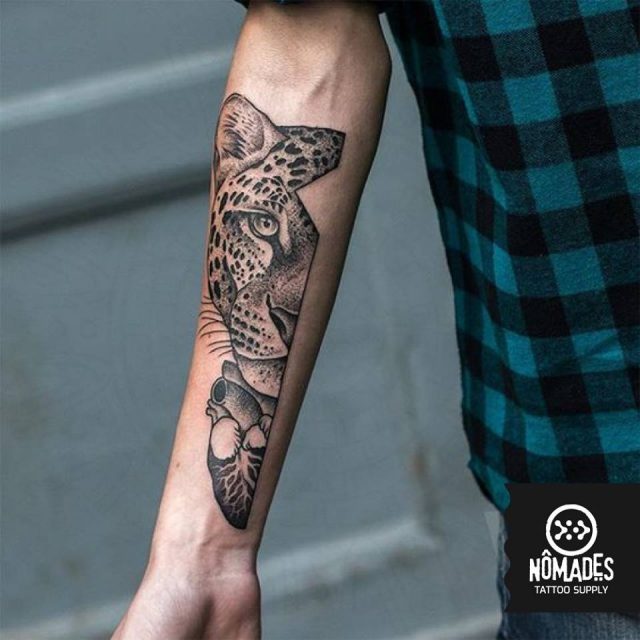 tatuagem onça na coxa