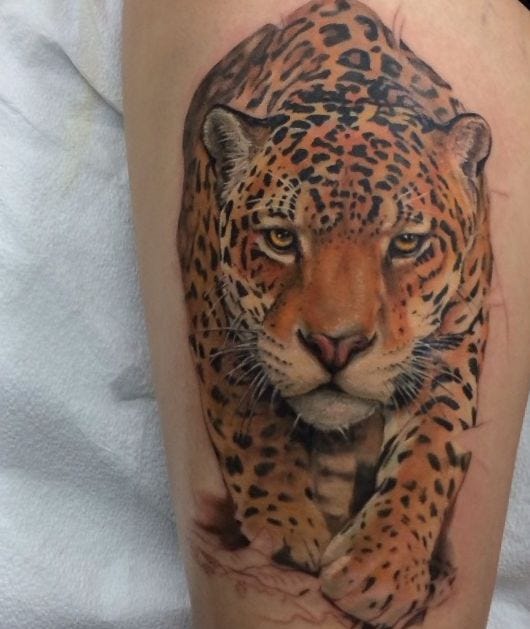 tatuagem onça na perna
