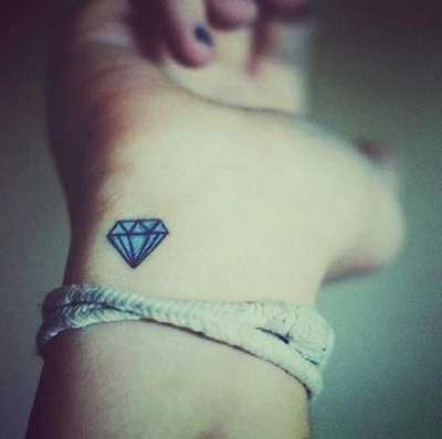 tatuagem diamante minimalista