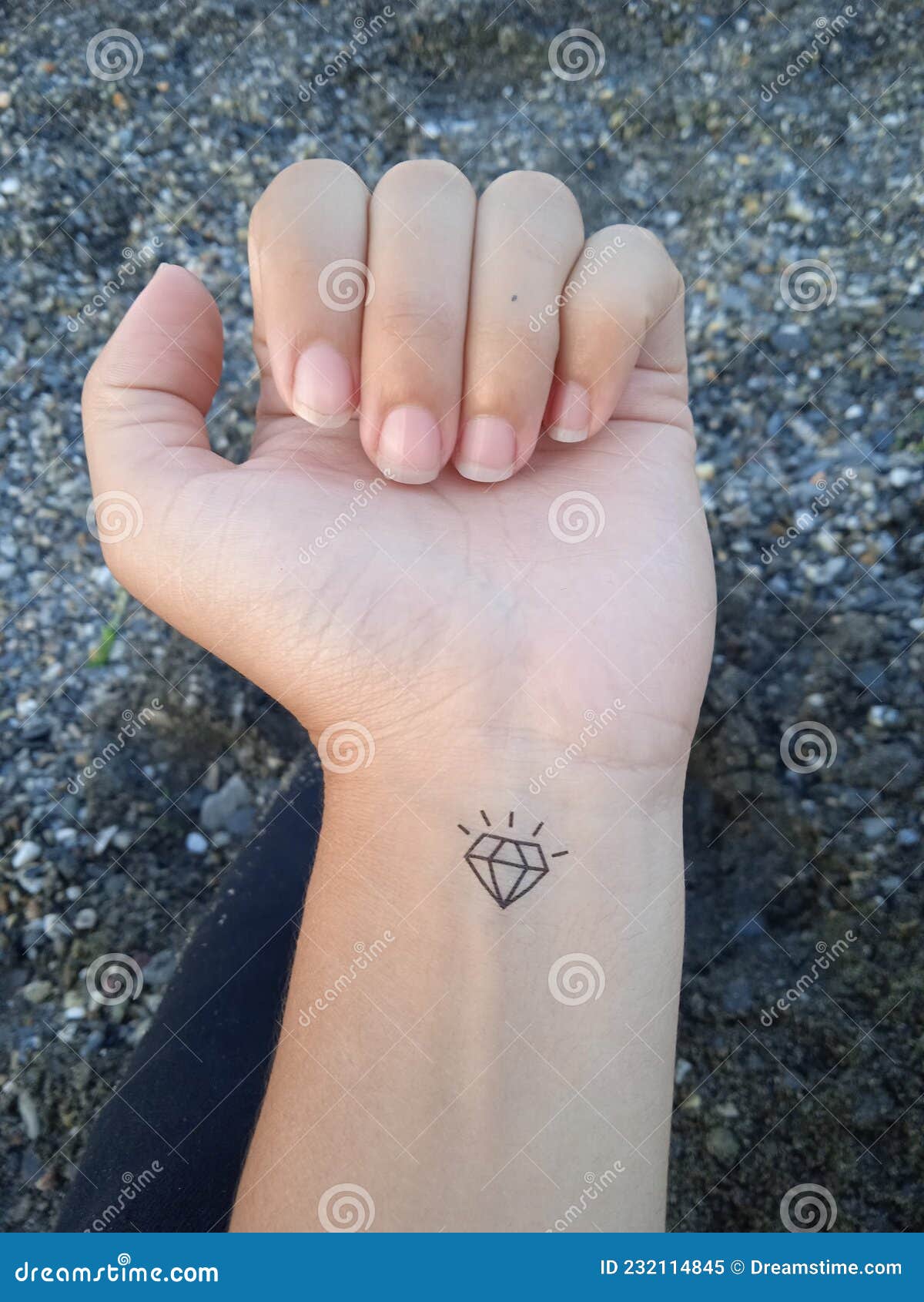 tatuagem diamante preto e branco