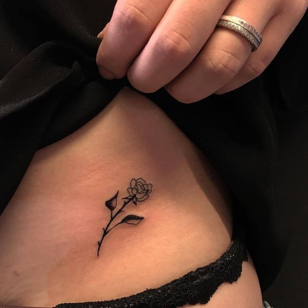 tatuagem feminina barriga delicada