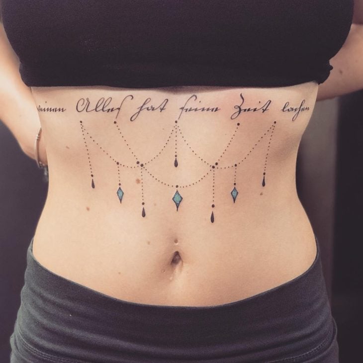 tatuagem feminina barriga botânica
