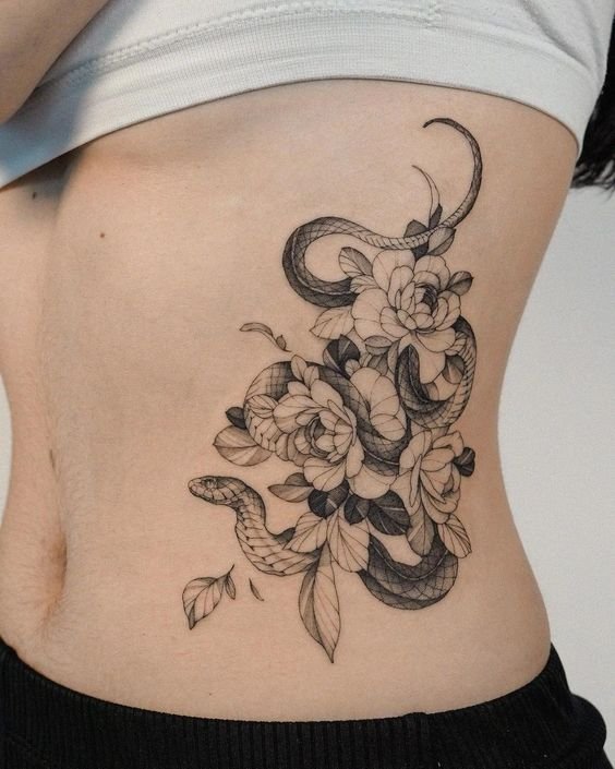 tatuagem feminina barriga abaixo do umbigo