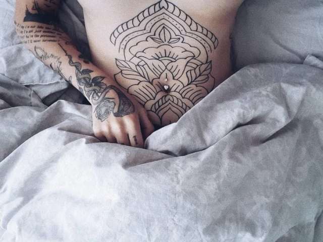 tatuagem feminina barriga delicada