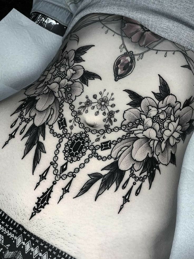 tatuagem feminina barriga borboleta