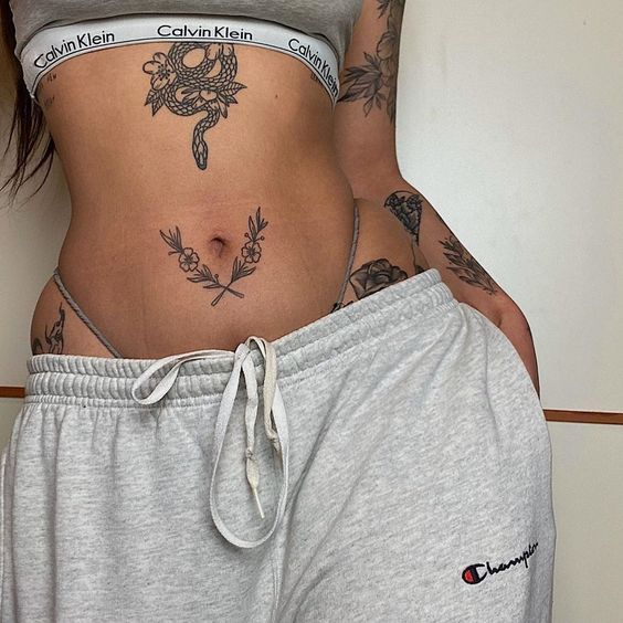 tatuagem feminina barriga fineline