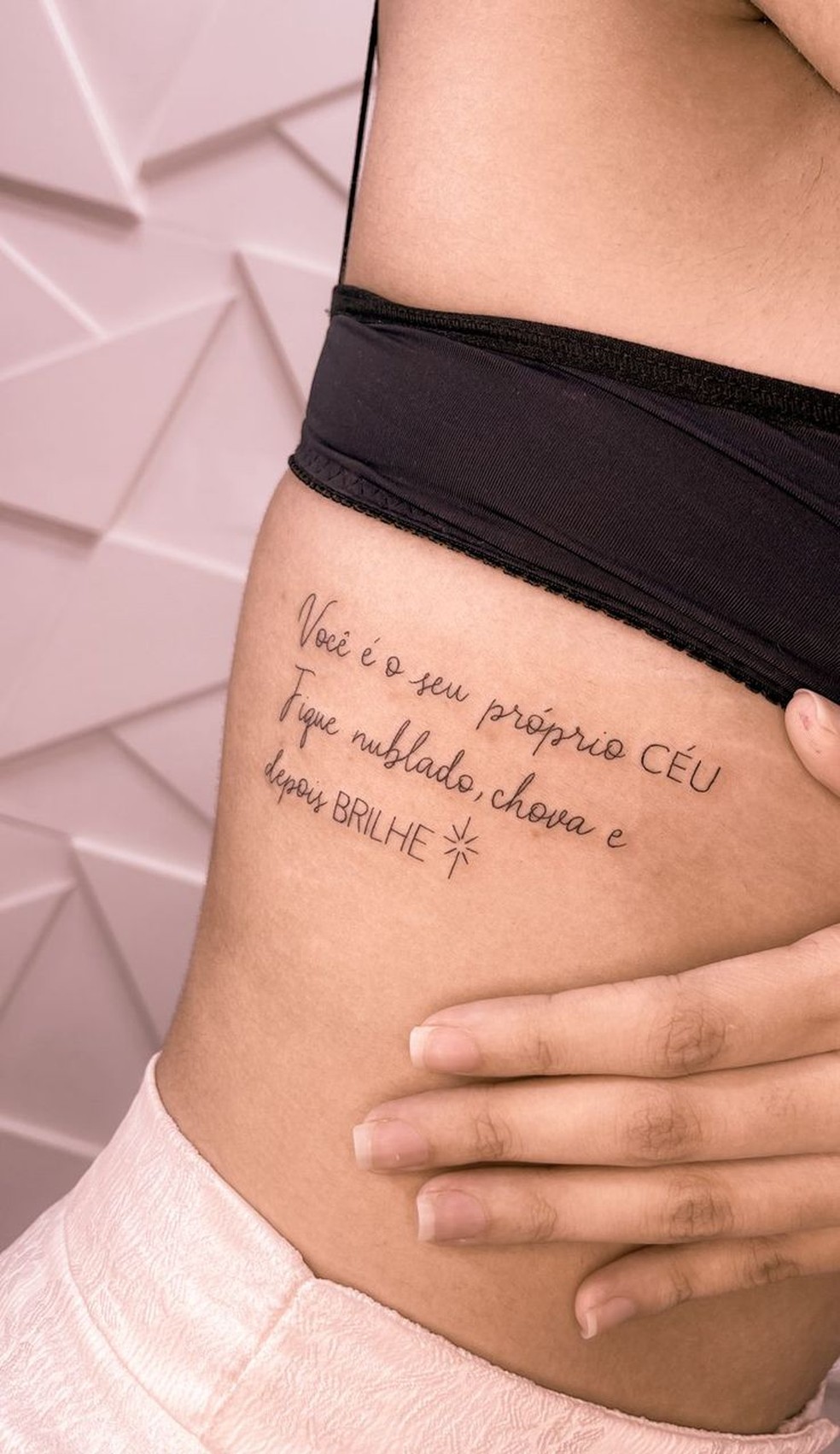 tatuagem frase costela feminina delicada