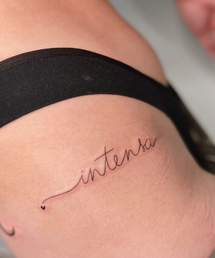 tatuagem frase costela feminina delicada