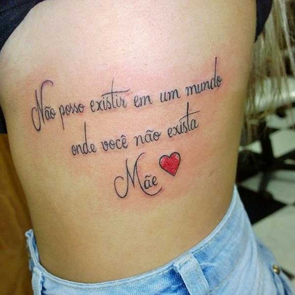 tatuagem de palavra na costela