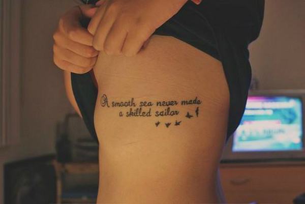 tatuagem de frase em latim na costela