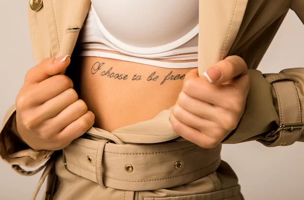 tatuagem de frase na costela significado