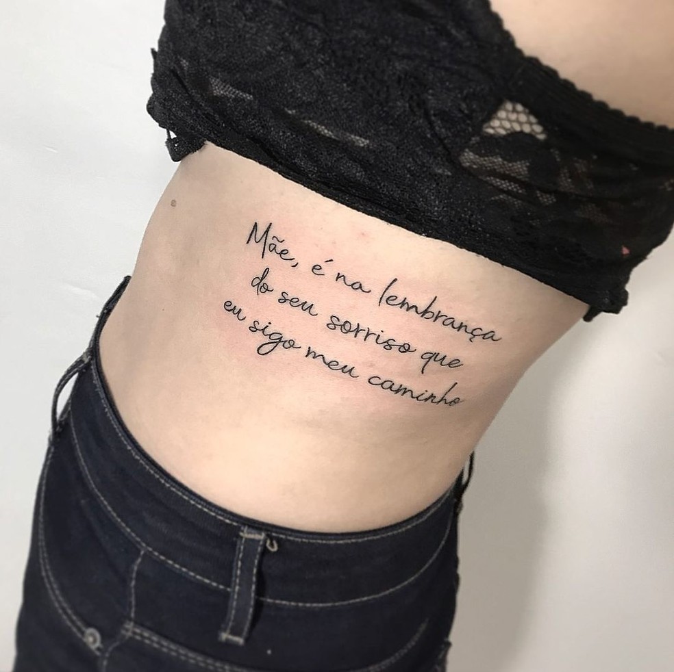 ideias de tatuagem na costela com frases curtas