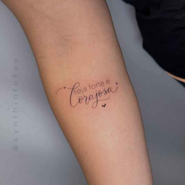 tatuagem frase costela feminina delicada