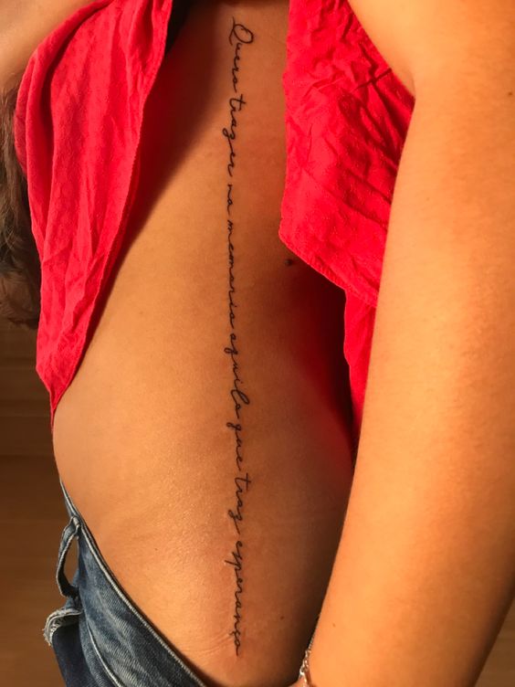 tatuagem de palavra na costela