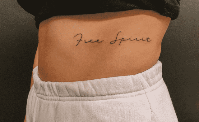 tatuagem feminina costela minimalista frase