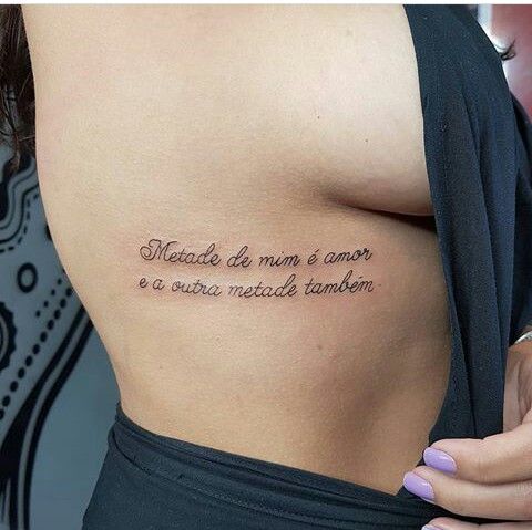 tatuagem de frase em inglês na costela