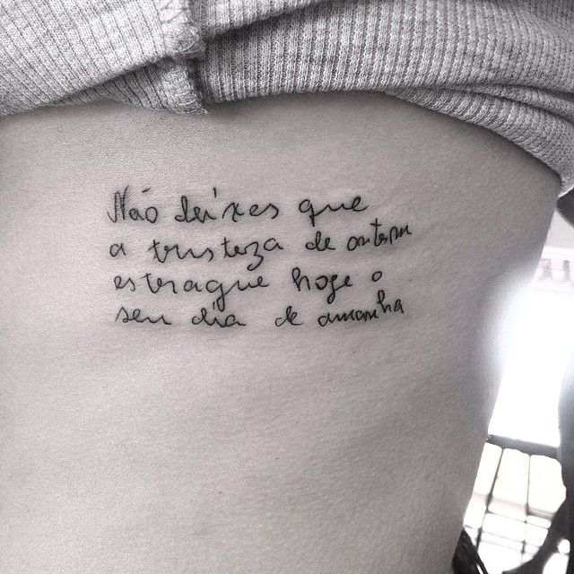 tatuagem de frase em latim na costela