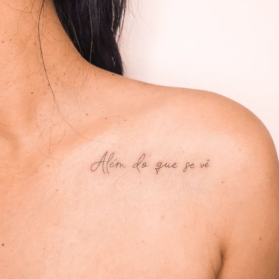 tatuagem feminina ombro escrita