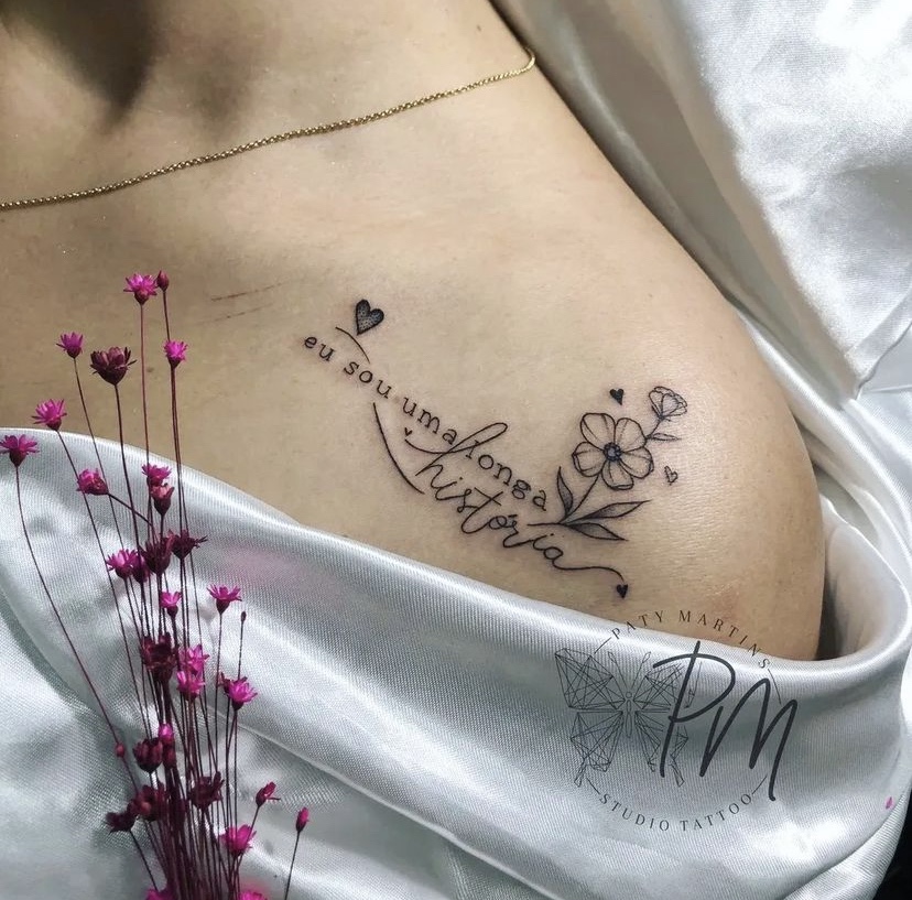 tatuagem feminina ombro escrita