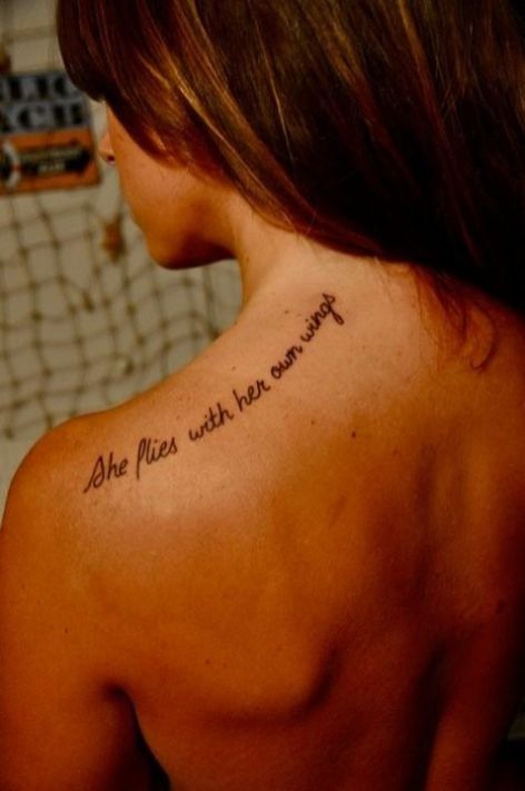 tatuagem feminina clavícula frase