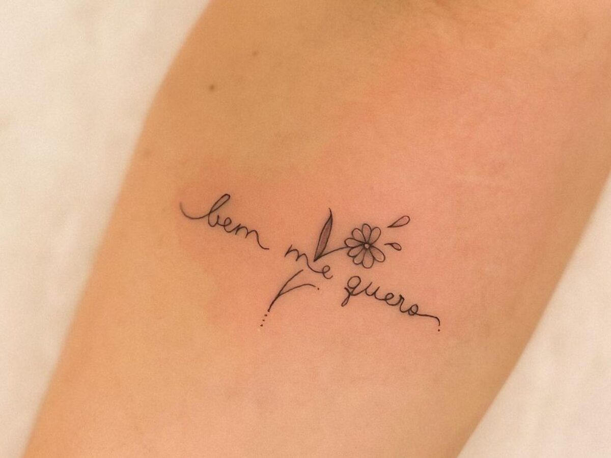 tatuagem de nome no ombro feminina