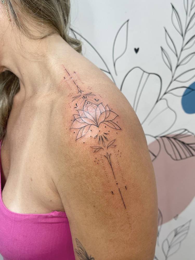 tatuagem feminina ombro delicada frase