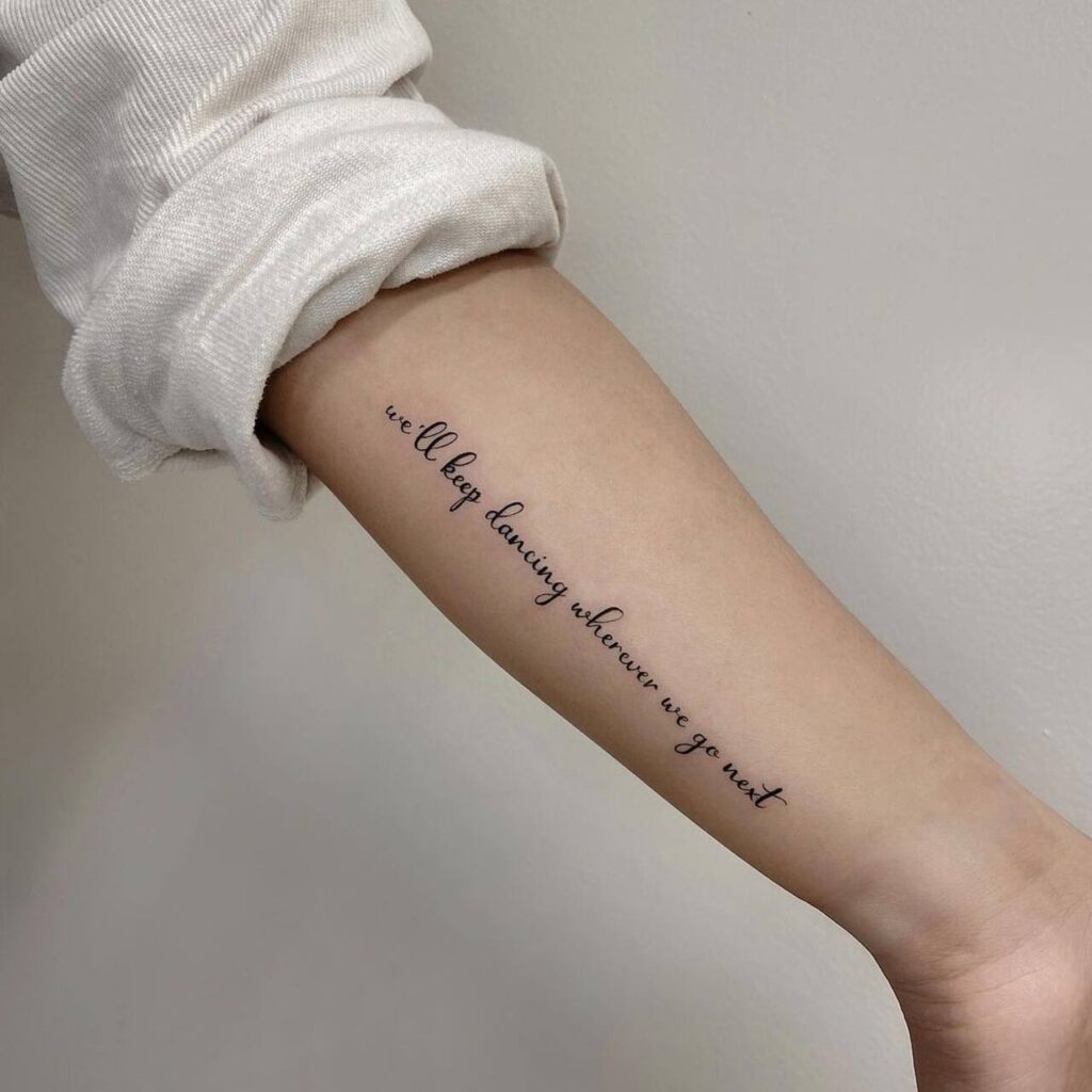 tatuagem feminina ombro frases em inglês