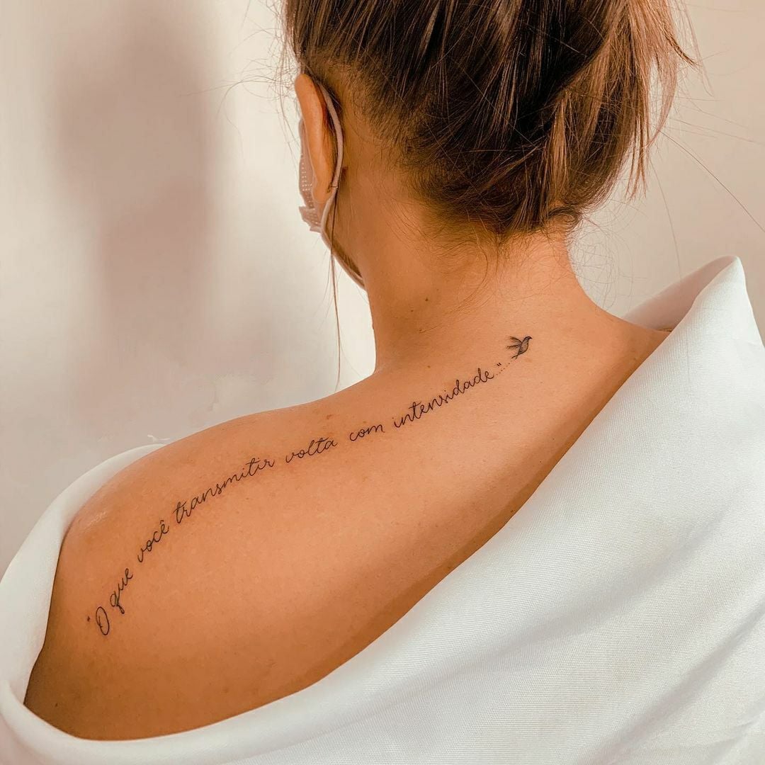 tatuagem feminina clavícula frase