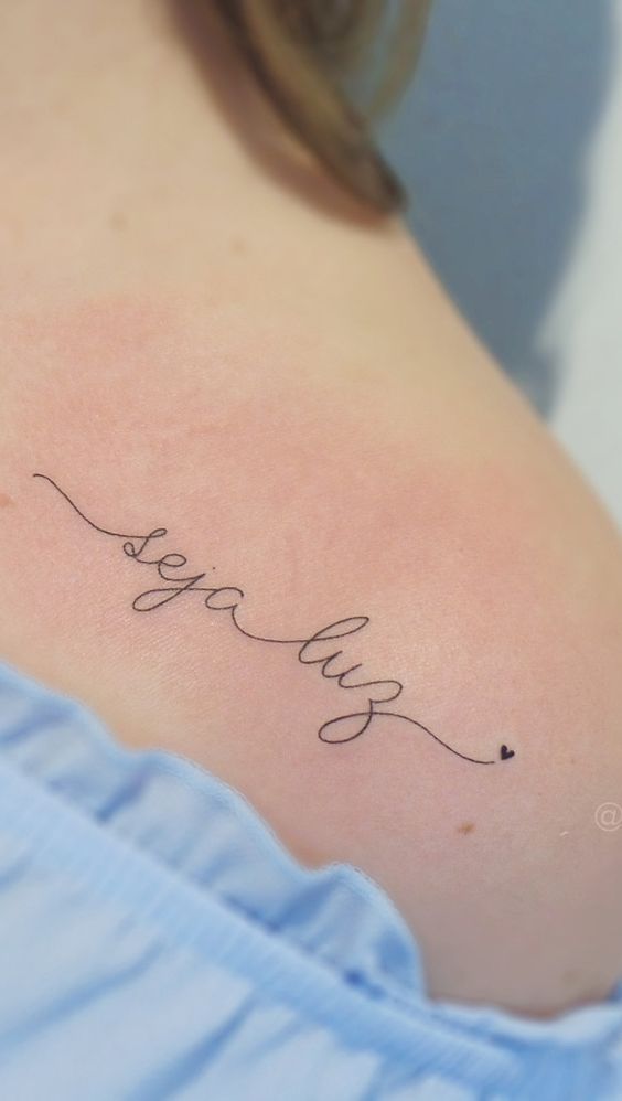 tatuagem feminina ombro escrita