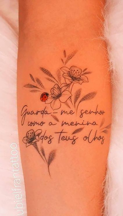 tatuagem feminina clavícula frase