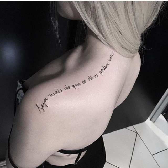 tatuagem feminina ombro frases de força