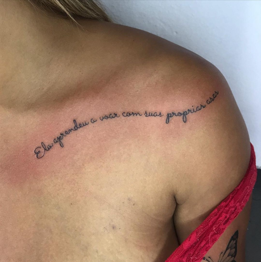 tatuagem feminina ombro frases minimalistas