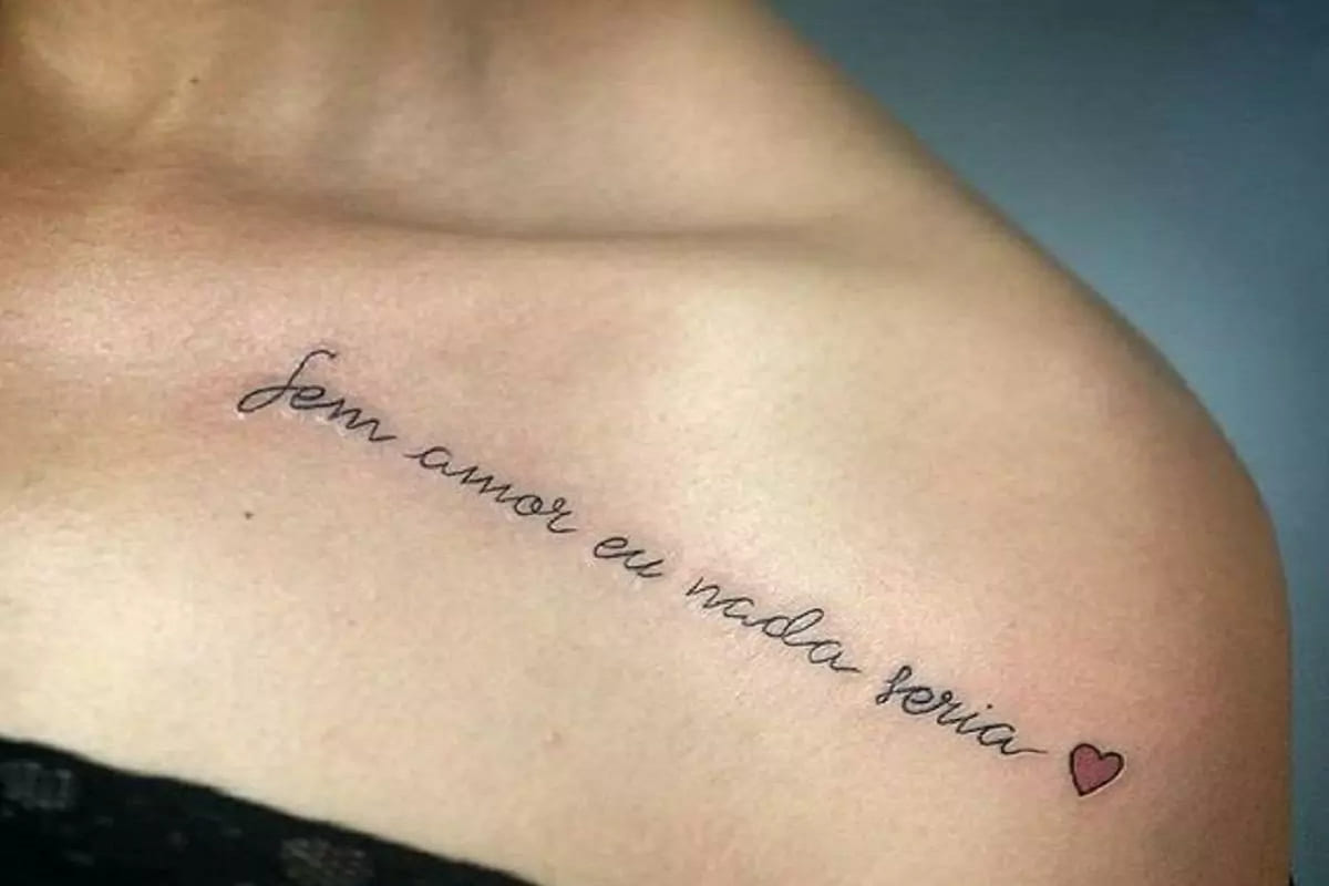 tatuagem feminina ombro frases fineline