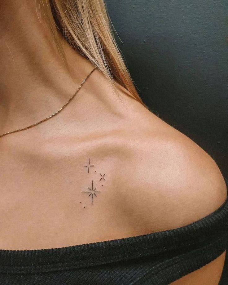 tatuagem pequena atrás da orelha feminina