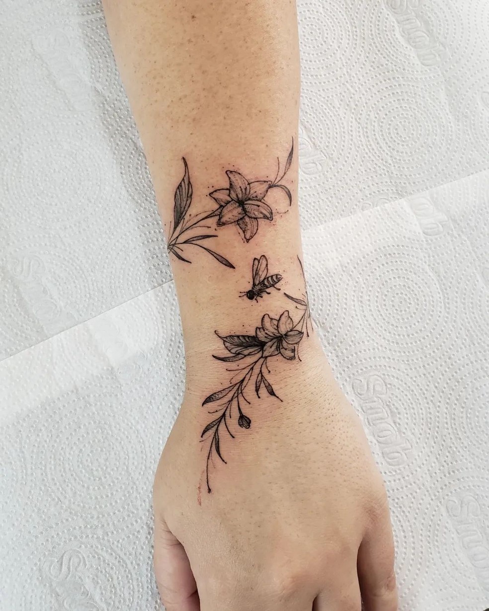tatuagem pequena no pulso feminina