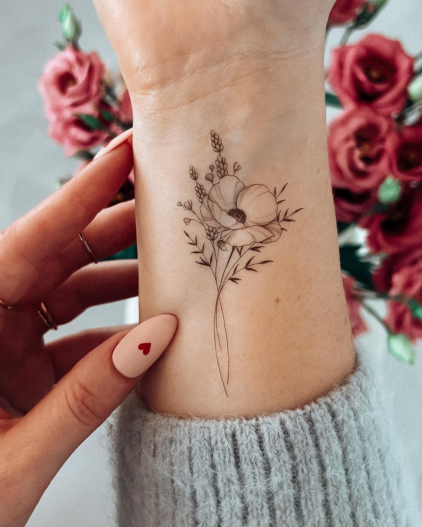 tatuagem pequena no tornozelo feminina