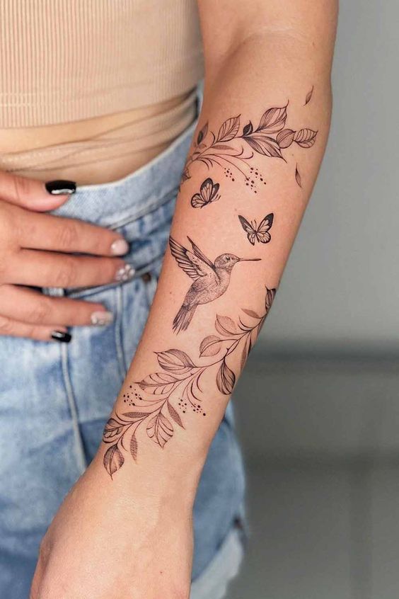 primeira tatuagem feminina pequena