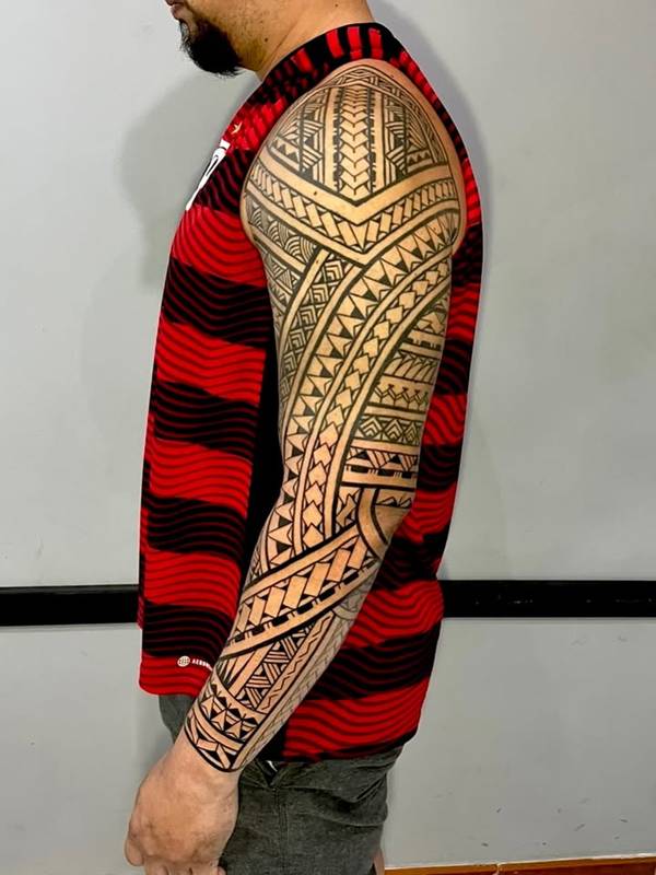 tatuagem maori geométrica braço