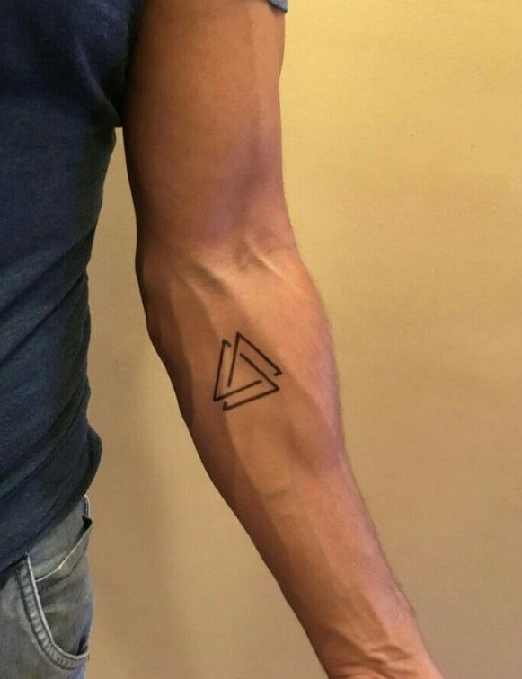 tatuagem masculina pequena no pescoço