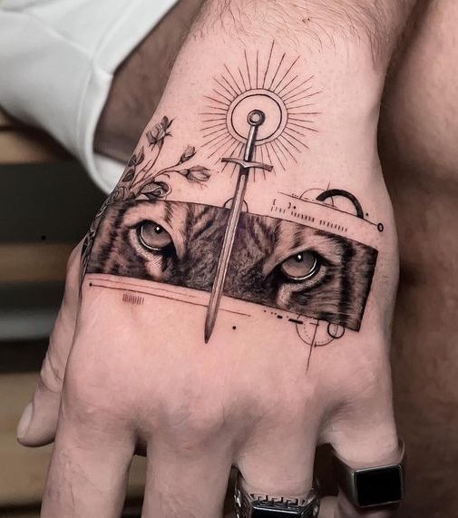 tatuagem masculina pequena nos dedos
